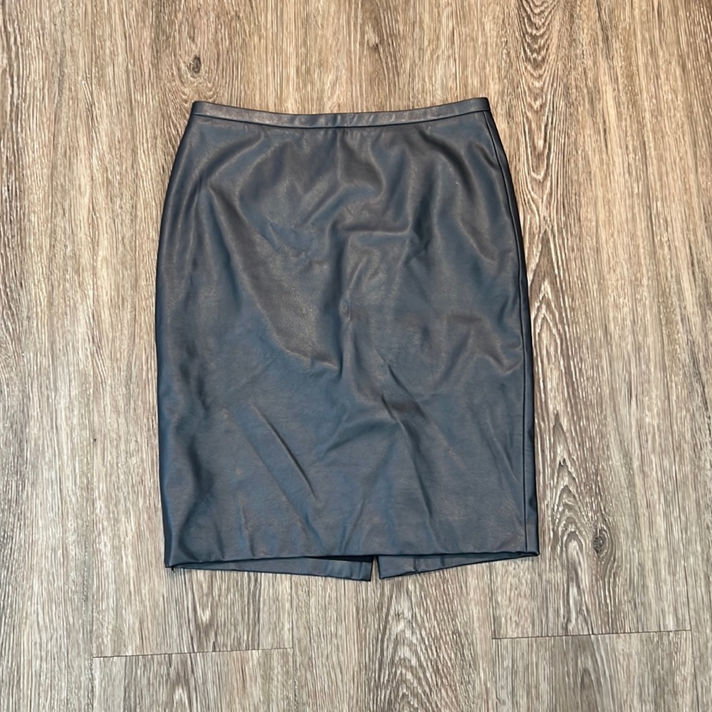 Tommy Hilfiger size 2 faux leather gray skirt - Picture 3 of 5